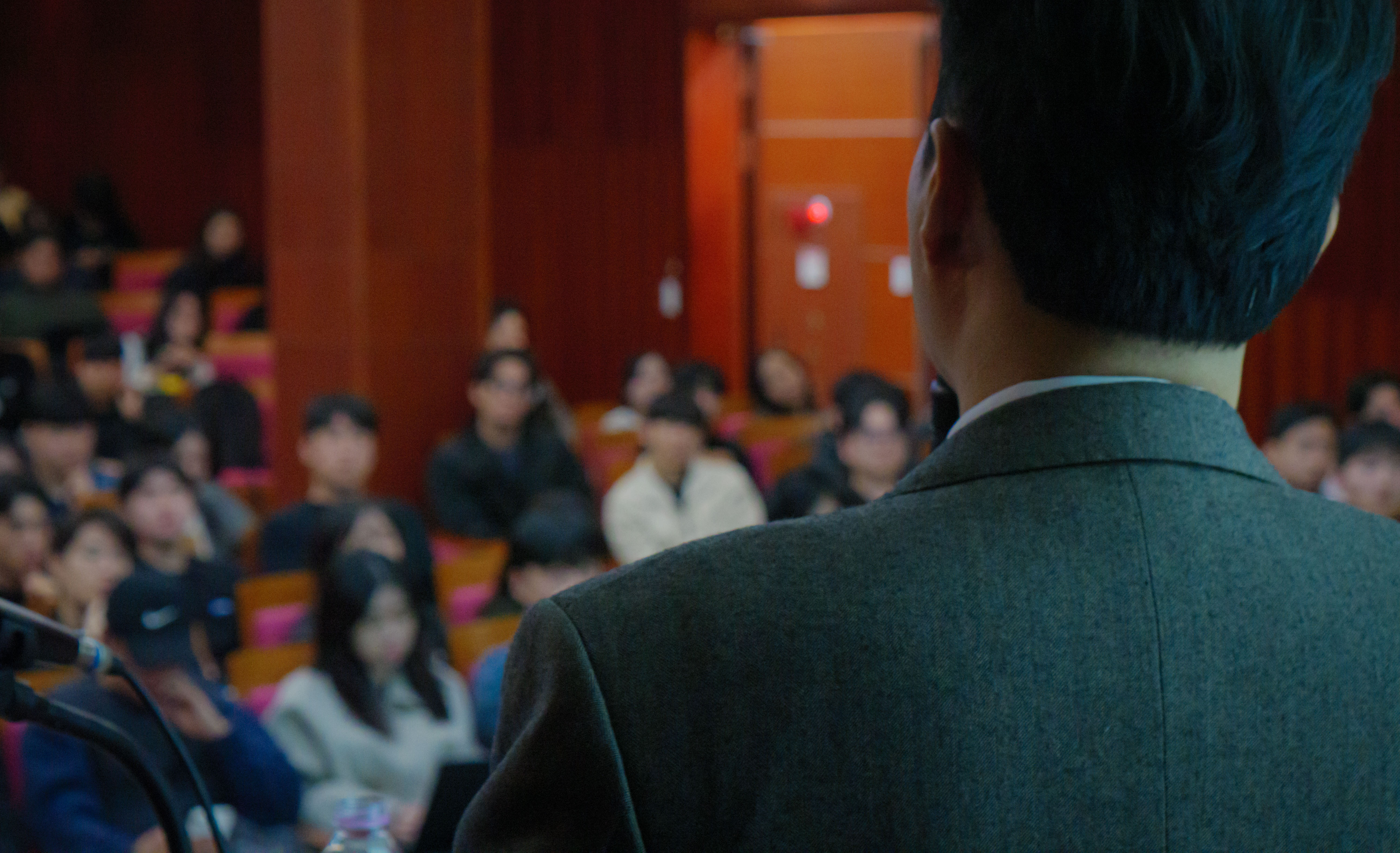 대학 특강 현장에서 강연자가 학생들을 바라보는 장면